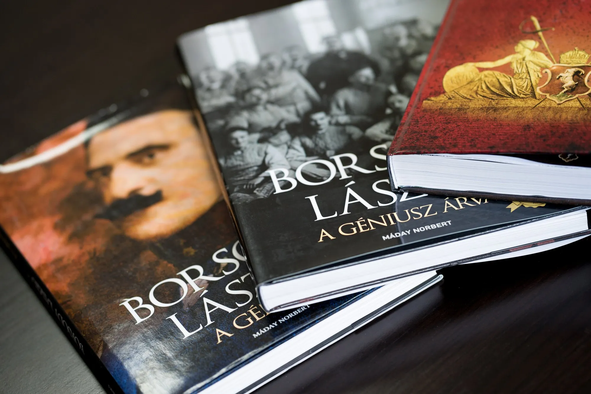 Frissen kötött keménytáblás könyvek